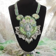 Plastron Anisse plastron Haute couture brodé avec dentelle Beige des années 1950 à laquelle s’ajoute cristaux, cabochons en résine fait par mes soins, rocailles et perles sur un style Victorien !